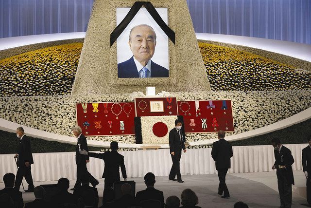中曽根元首相の遺影が飾られた祭壇に献花する参列者＝１７日、東京都内のホテルで（代表撮影）