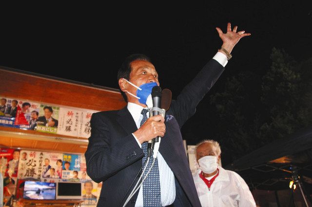 初の選挙区敗北が確実になり、集まった支援者に敗戦の弁を述べる中村喜四郎氏＝１０月３１日、境町で

