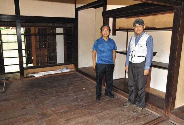 森本信生さん（左）と佐々木哲美さん。改修を控えた「百年亭」の屋内で＝いずれも土浦市で 