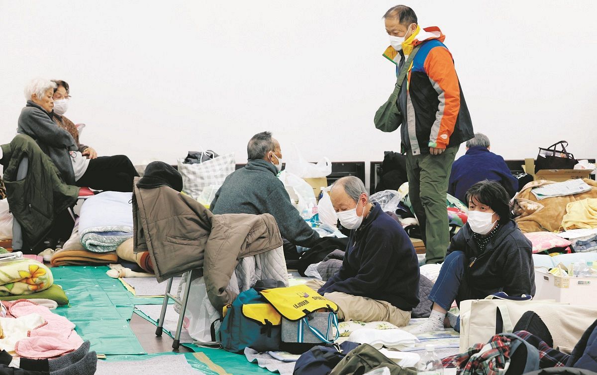 農協内に開設された避難所で過ごす人たち＝2024年1月7日、石川県輪島市で