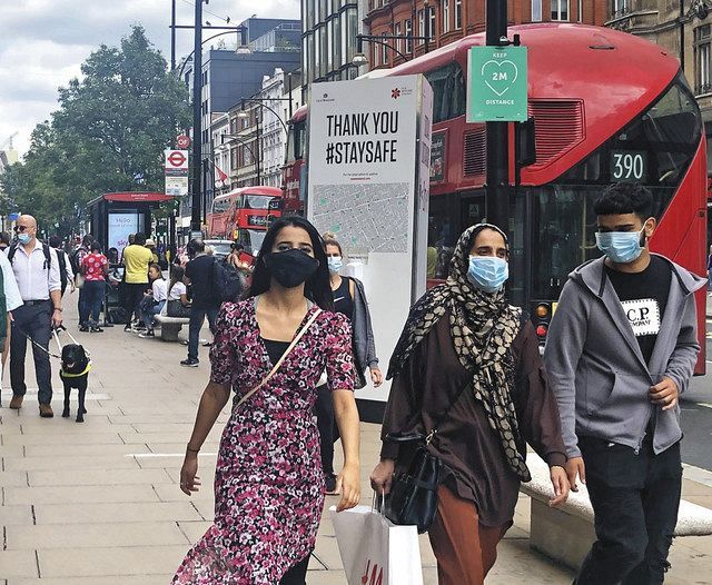 小売店でのマスク着用が義務付けられた24日、ロンドン中心部ではマスク姿の買い物客が目立った＝沢田千秋撮影