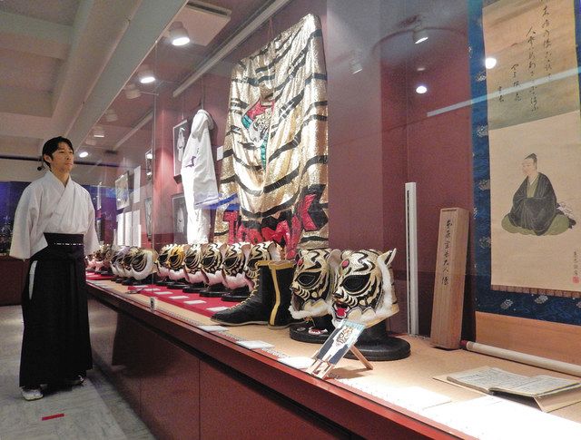 タイガーマスクと知る 武道と神道 初代 佐山さんと神田明神コラボ展 東京新聞 Tokyo Web