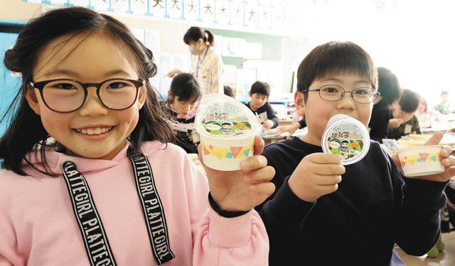 給食のデザートとして提供されたほうじ茶プリン。パッケージには茶娘などがデザインされた＝所沢市立伸栄小学校で
