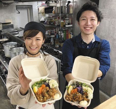 完成した弁当を手にする内藤涼子さん（左）とシェフの小田桐優さん＝東京都葛飾区で