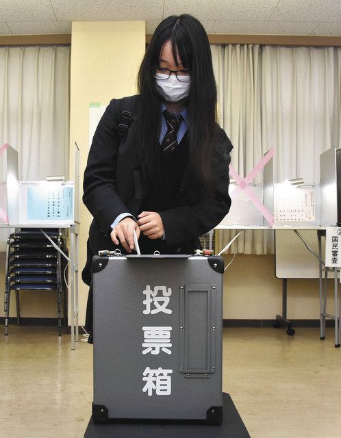 期日前投票所で初めての一票を投じる大友美咲さん＝稲敷市で