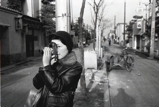 赤線地帯を撮影する常盤さん （１９５７年、横浜都市発展記念館提供） 