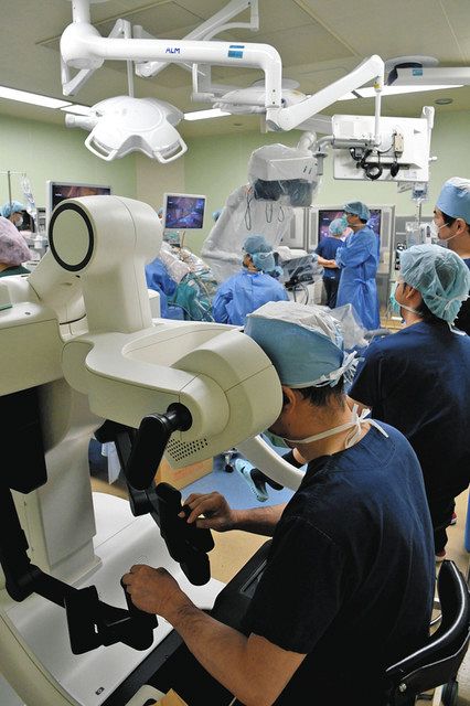 執刀医の黒松さんは手前でアームを操作する＝３月中旬、名古屋セントラル病院で
