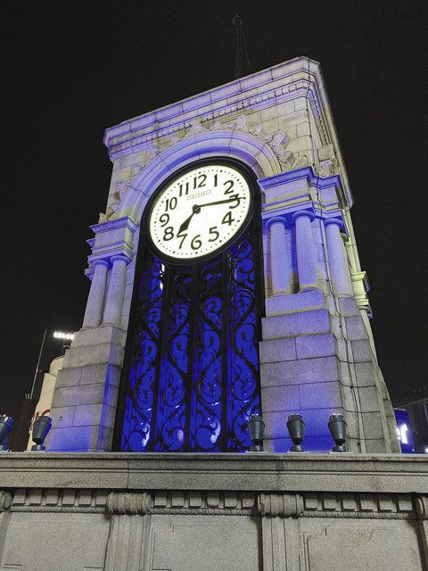 ライトアップされ７時に特別な鐘を鳴らす時計塔＝中央区で（命の鐘アクション提供）