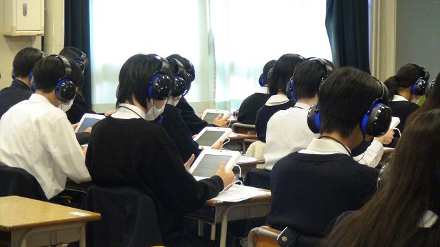 11月27日、英語スピーキングテストを受ける受験生（東京都教育委員会提供）
