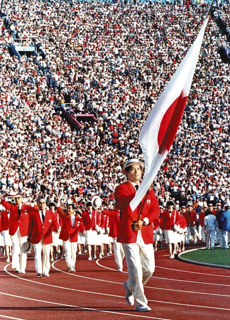 １９８４年ロサンゼルス五輪で、室伏重信さんが持つ日の丸を先頭に入場行進する日本選手団