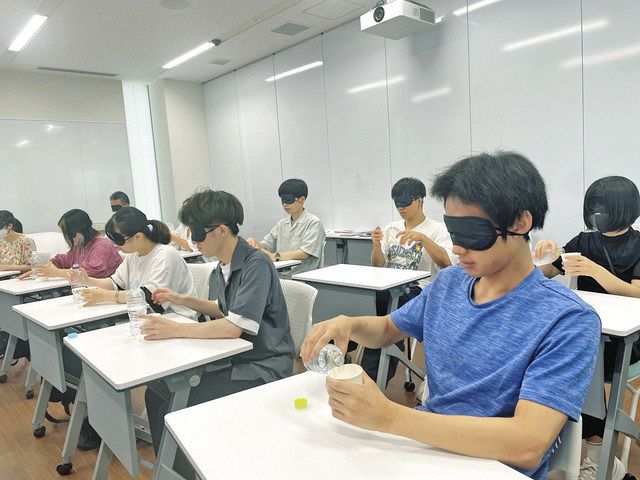 視覚障害者の日常を体験 アイマスクで白杖を持って 専修大生田