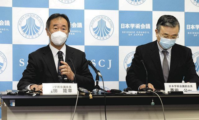 記者会見する日本学術会議の梶田隆章会長（左）ら＝12日午後、東京都港区で