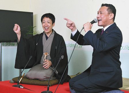 番組の収録で歌を披露する松田功衆院議員（右）と主催の桂福丸さん＝１６日、東京都千代田区で