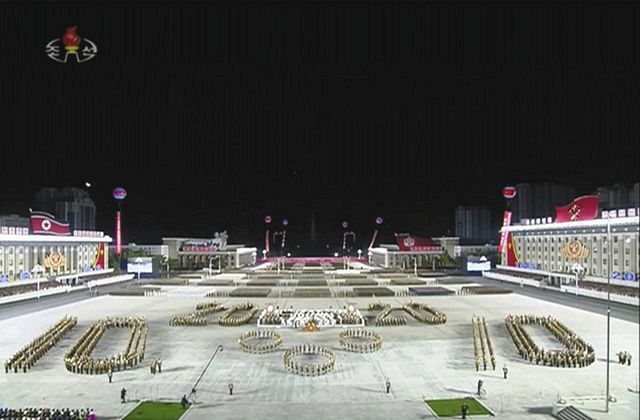 北朝鮮の朝鮮労働党創建７５年を記念して、平壌の金日成広場に作られた人文字。朝鮮中央テレビが１０日放映した＝ＡＰ