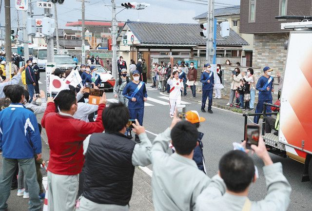 スタートした東京五輪の聖火リレーを見ようと集まった大勢の人たち ＝２５日、福島県南相馬市で