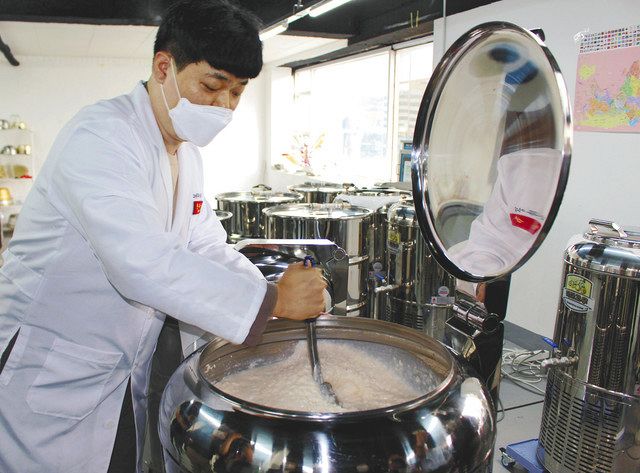韓国・大田市で６月上旬、北朝鮮式の濁り酒を醸造する黄朱商さん