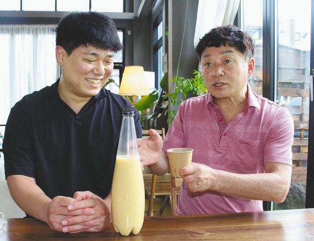 黄朱商さん（左）らの作った濁り酒を試飲する鄭明雲さん