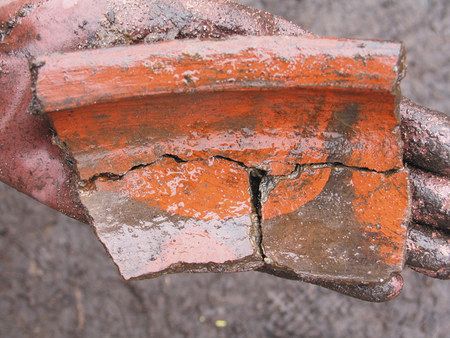 発掘された漆塗りの土器片＝いずれも北本市で、市教育委員会提供