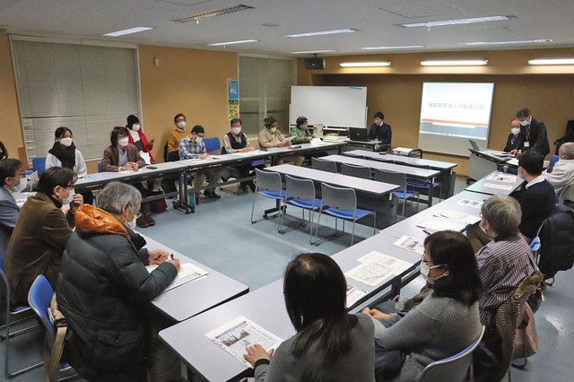 イチョウ伐採について区にただすため住民が開いた会合。一般住民が区から説明を最初に聞いたのはわずか１カ月前の２１年１２月だったという＝１月８日、千代田区の神田公園出張所で 