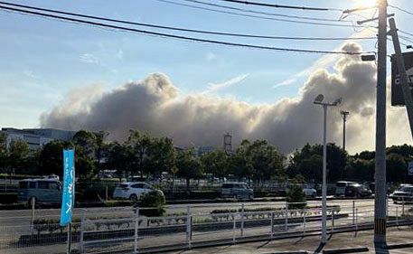 　爆発でイオンモール熊本から上がる煙＝２８日午後５時１７分、熊本県嘉島町（住民提供）