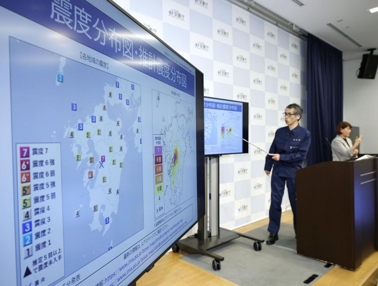 　熊本県で最大震度７を観測した地震について記者会見する気象庁の担当者＝２８日午後５時３５分、気象庁