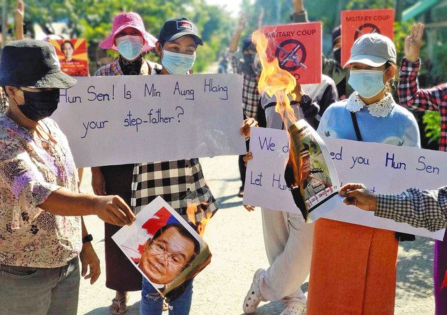 ミャンマー北西部ザガインで今月上旬、フン・セン首相の訪問に抗議する市民ら＝現地メディアのＫｈｉｔ　Ｔｈｉｔ　Ｍｅｄｉａ提供