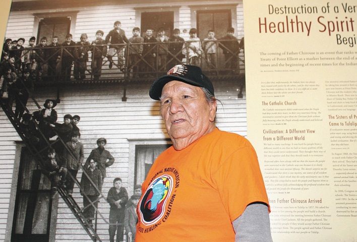 ６月、米ワシントン州トゥラリップにある先住民の歴史を伝える博物館で、寄宿学校での経験を語るマシュー・ウォーボネットさん＝杉藤貴浩撮影