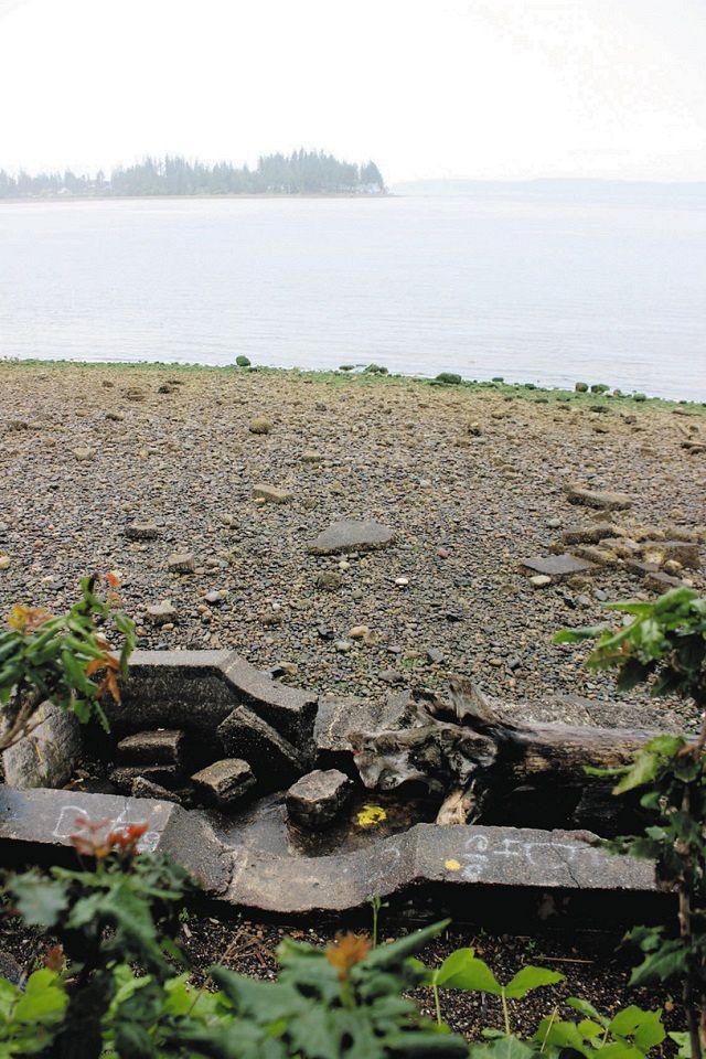トゥラリップの先住民寄宿学校で子どもたちへの体罰に使われた「監獄」の跡。潮が満ちると海水が押し寄せたという＝杉藤貴浩撮影