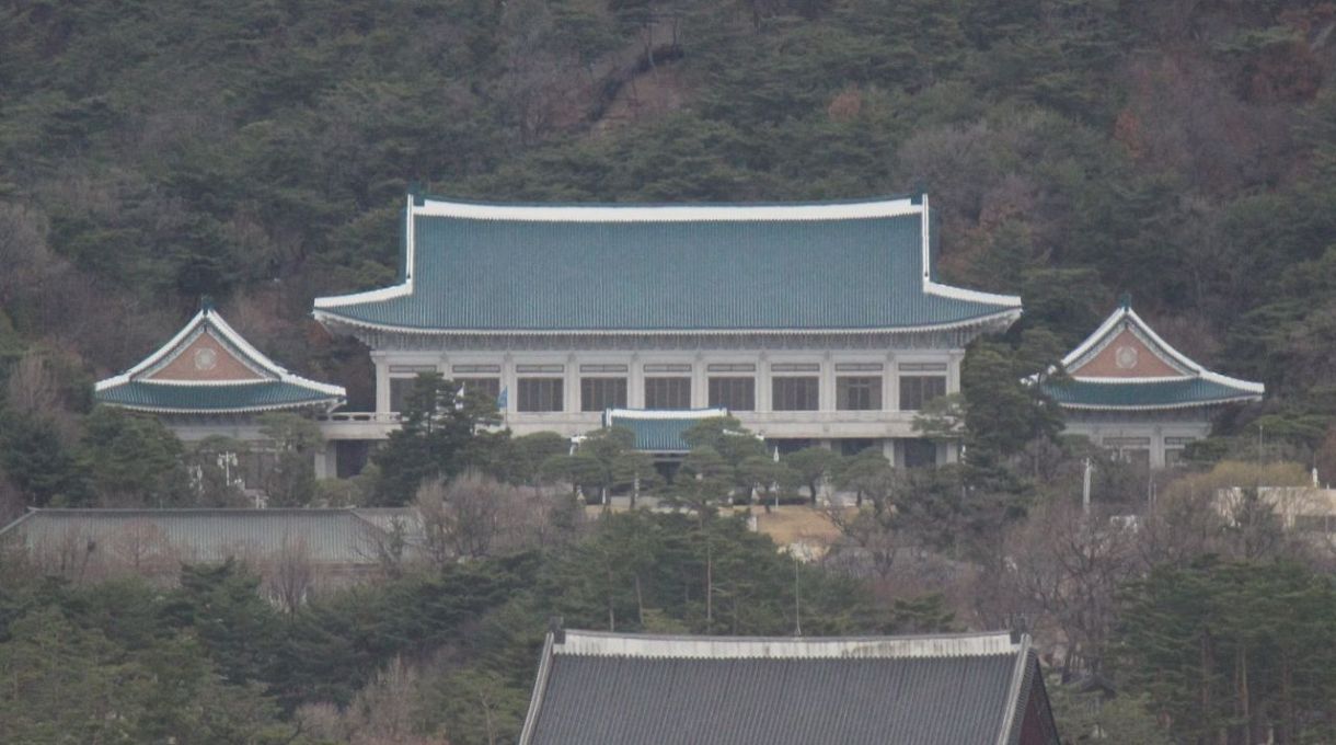 青い屋根から「青瓦台」と呼ばれる大統領府本館＝３月、相坂穣撮影