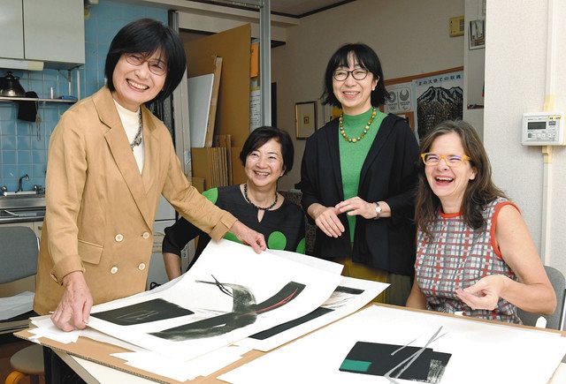 篠田桃紅さんの作品を前に笑顔を浮かべるジェイン・グライムズ会長（右端）とＣＷＡＪの会員ら＝東京都品川区で
