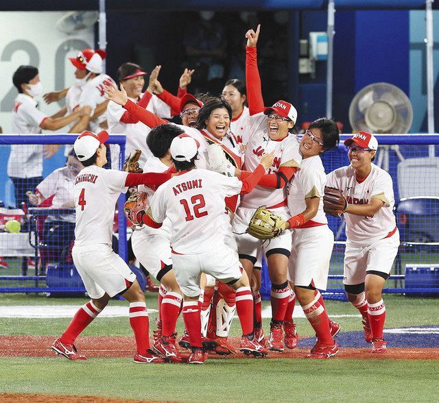 ソフトボール日本、13年ぶりの金メダル エース上野由岐子が力投 