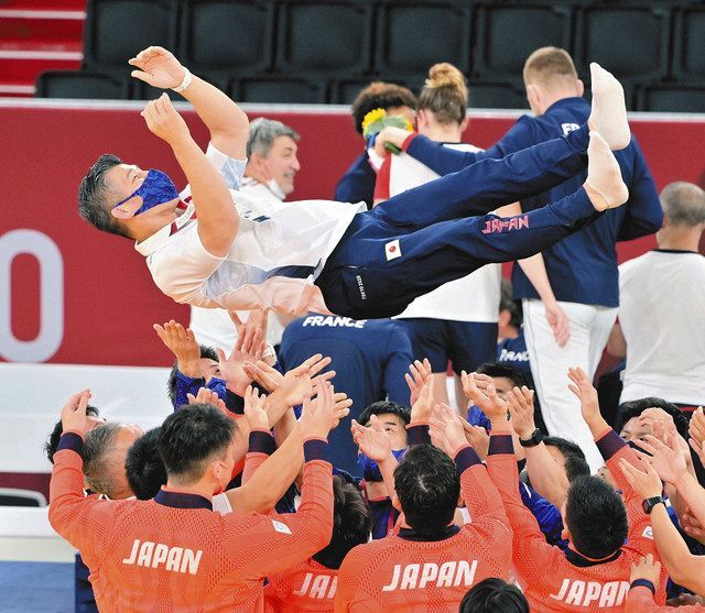 男子金ゼロのロンドンから9年 日本柔道復活への道筋付けた井上康生監督 最後の花道 選手らの胴上げに涙 東京新聞 Tokyo Web