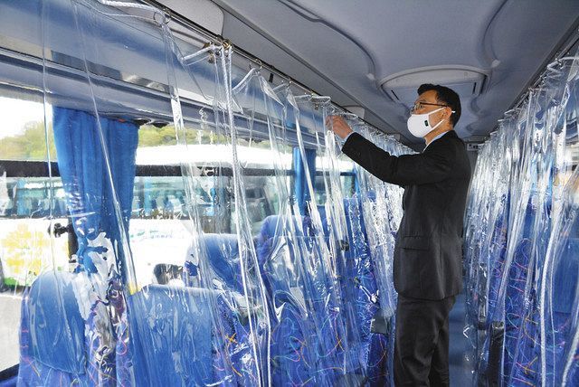 接種の待機用の観光バスには、ビニールシートがかかっている＝千葉県佐倉市の「なの花交通バス」で