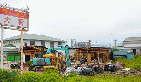 解体工事が進む「ラーメン大将」。右端が宗雄さんが建てた車庫＝２０１４年７月、福島県南相馬市小高区で