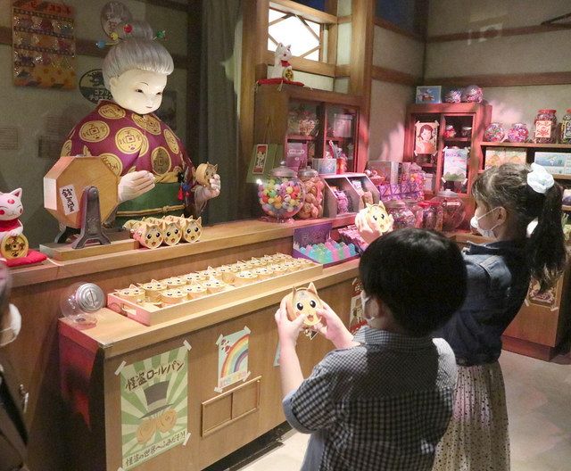 「ふしぎ駄菓子屋　銭天堂　ザ・リアル」では、店主の紅子㊧から駄菓子の使い方を説明される＝埼玉県所沢市で