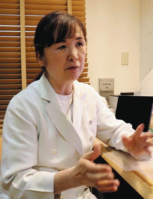 日本女性医療者連合の考え方について説明する吉野一枝さん＝東京都内で