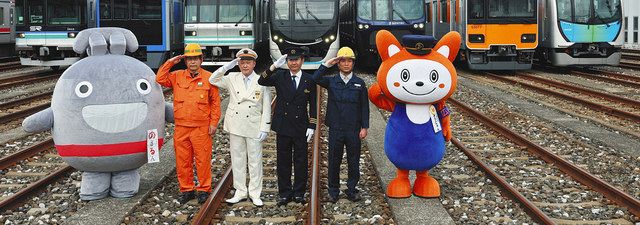東急電鉄のキャラクター「のるるん」（左端）と相模鉄道のキャラクター「そうにゃん」（右端）と両社の関係者ら
