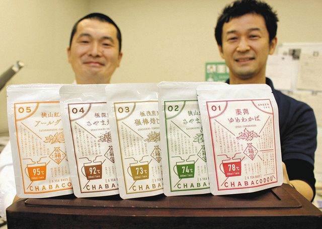 「茶箱堂」を紹介する、かにやの水村真太郎社長（左）と奥富園製茶の奥富雅浩園主＝いずれも所沢市で
