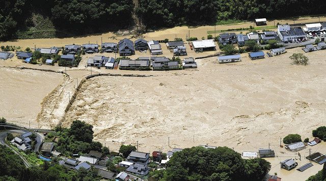 熊本県球磨村で氾濫した球磨川＝４日午前１１時４３分（共同通信社ヘリから）