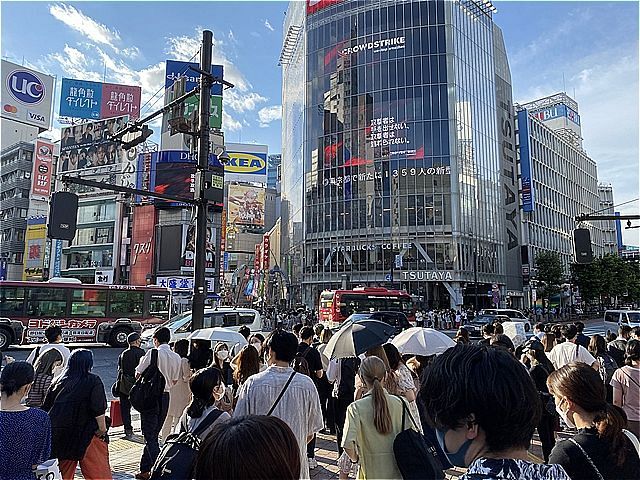 多くの人でごった返す渋谷駅前のスクランブル交差点