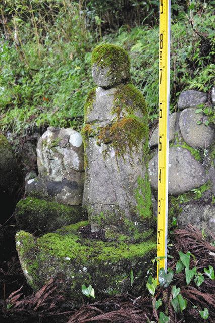 かつての寺の境内と思われる場所に残る岩船地蔵＝伊豆市持越で 