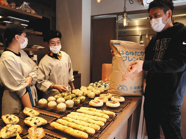 長引くコロナ禍で居酒屋経営に加え、新たにパン屋も始める鈴木伸弥さん（右）。将来的な小麦粉の値上がりも心配する＝東京都杉並区で