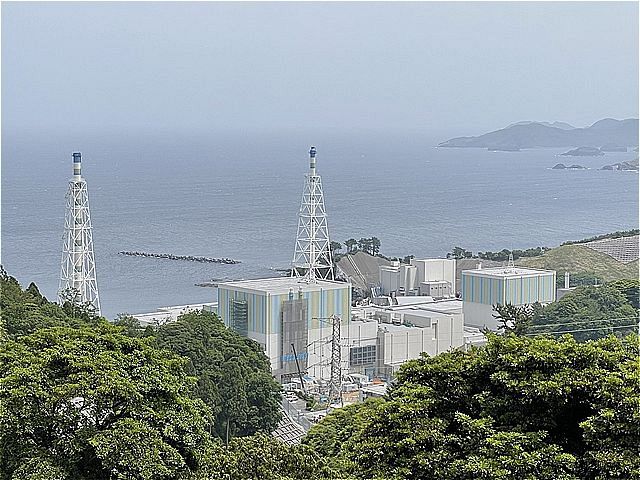 島根原発2号機（左）と廃炉作業中の1号機＝2021年5月25日、松江市で
