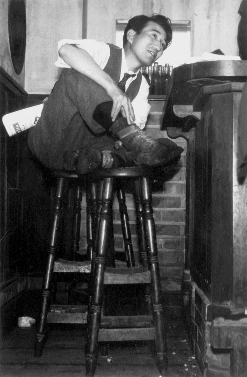 銀座のバーと故郷・津軽、太宰治の「兵隊靴」を巡る物語 永遠に刻まれ