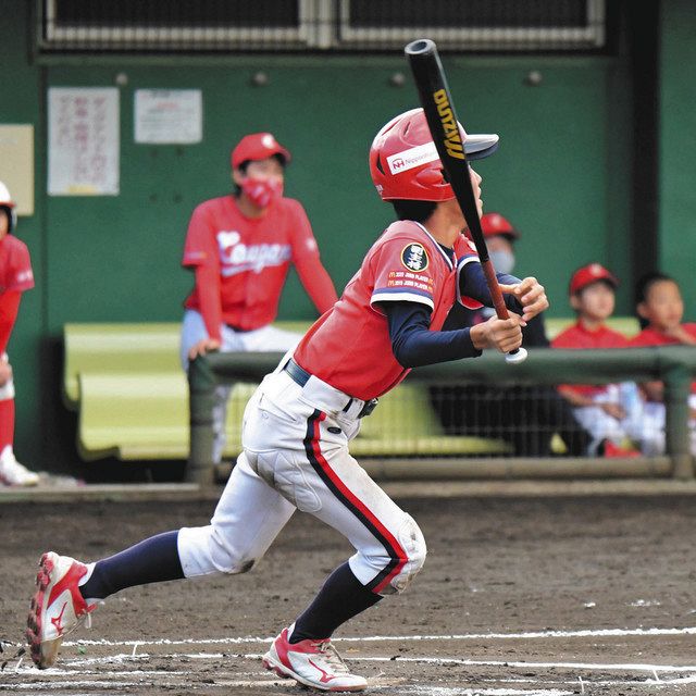 [photo]　決勝一回裏、秦野ドリームス・前田が左翼に本塁打を放つ
