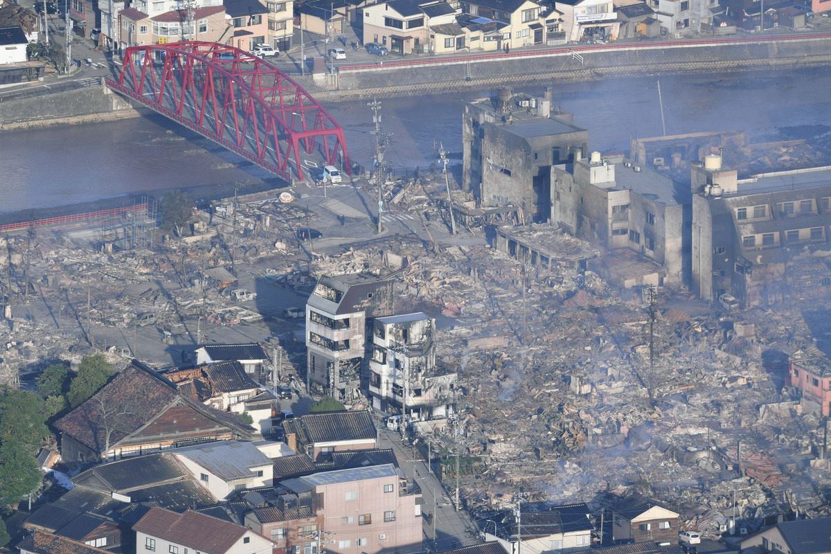 土砂崩れで家が横転能登半島地震の被害の実態 輪島朝市の焼け跡