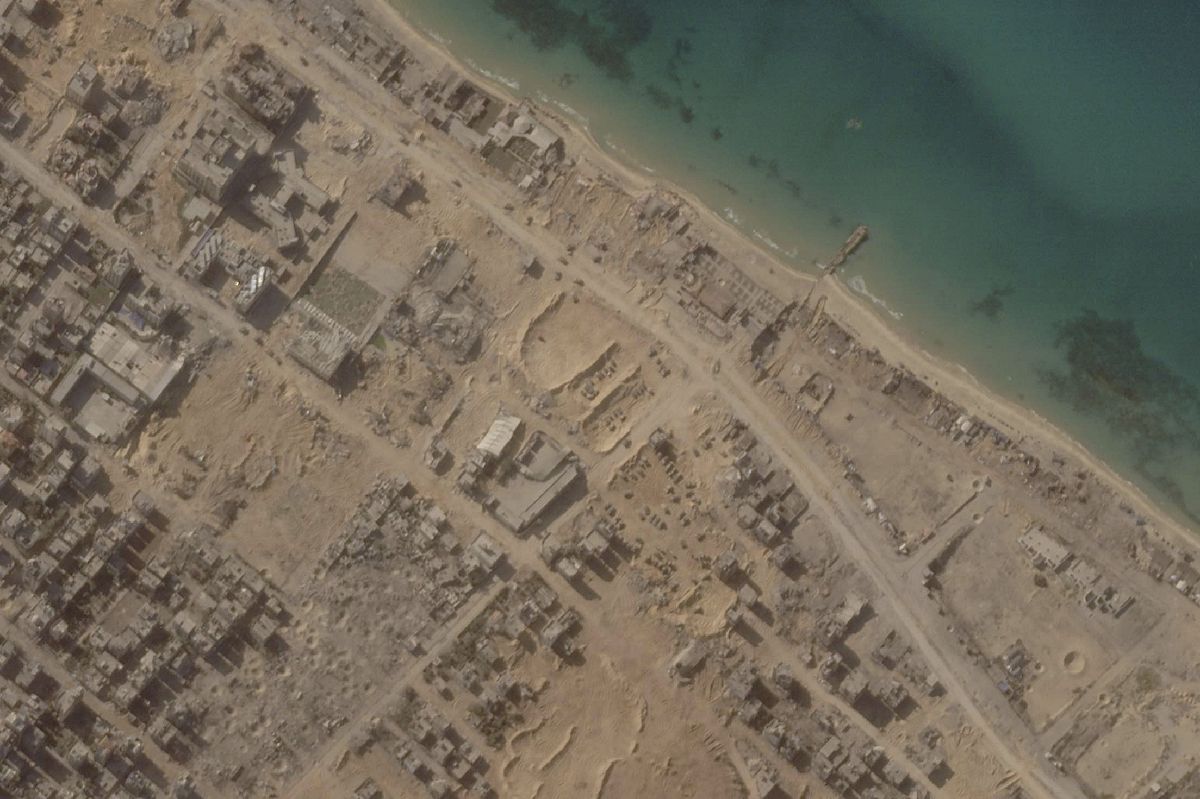 プラネット・ラボが公開したガザ市周辺の衛星画像。海岸と並行して走る道路には複数の戦車、写真左下にはクレーターが確認できる＝パレスチナ自治区ガザ地区で11月6日、米プラネット・ラボ撮影、AP