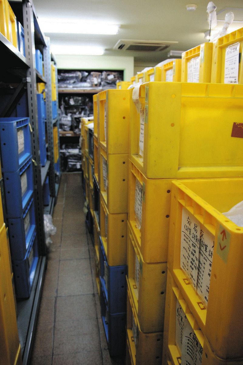 別のスペースでは、土器の破片などが入った箱がぎっしりと並んでいた＝神奈川県藤沢市で