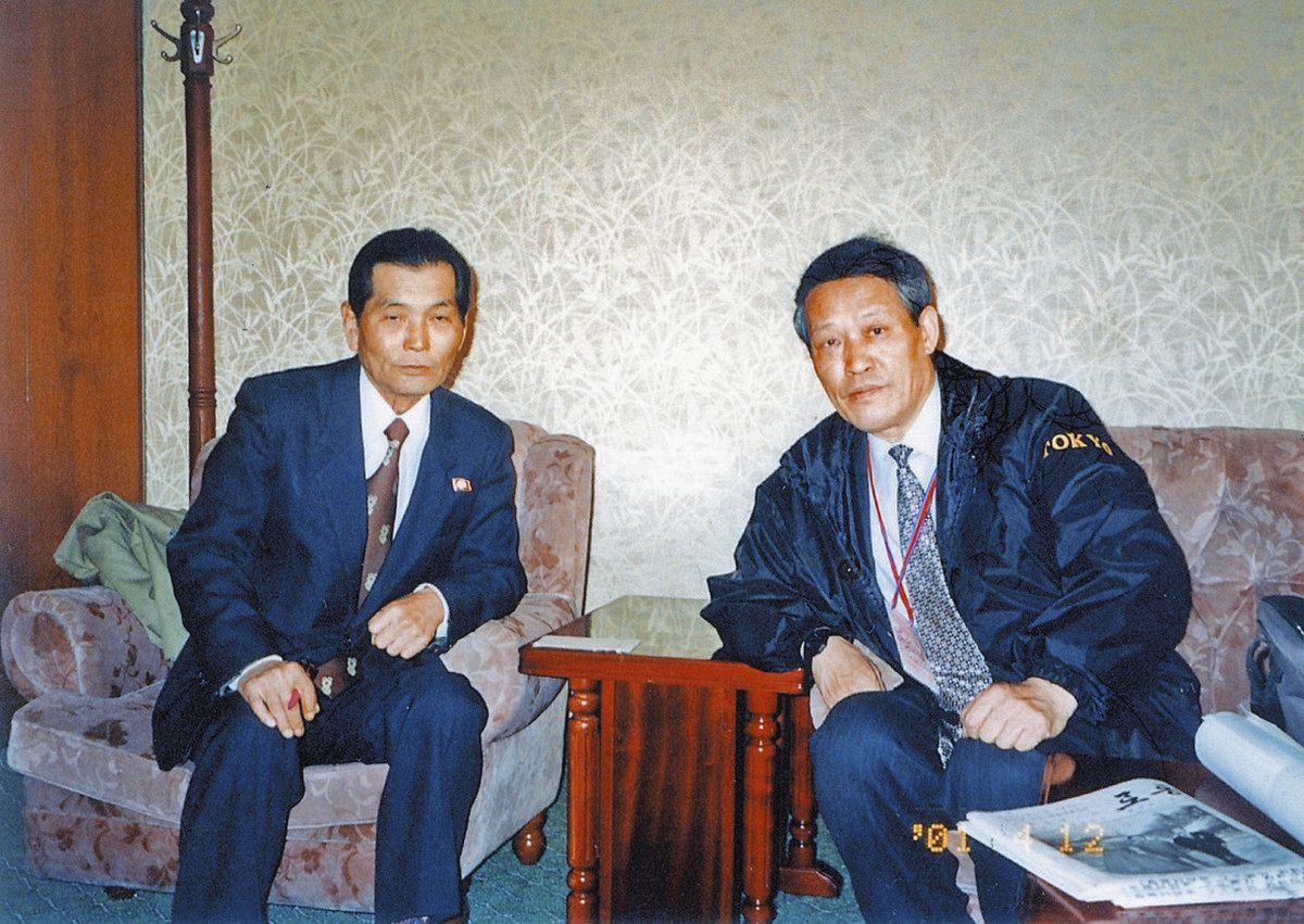 2001年、北朝鮮・平壌で「イムジン河」の作曲者・高宗煥さん（左）と面会した李喆雨さん（李さん提供）