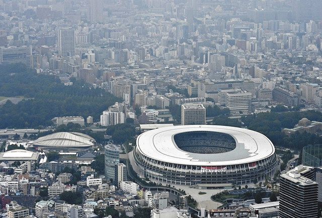 東京五輪・パラリンピック会場の国立競技場（右）。手前左は東京体育館＝本社ヘリ「あさづる」から